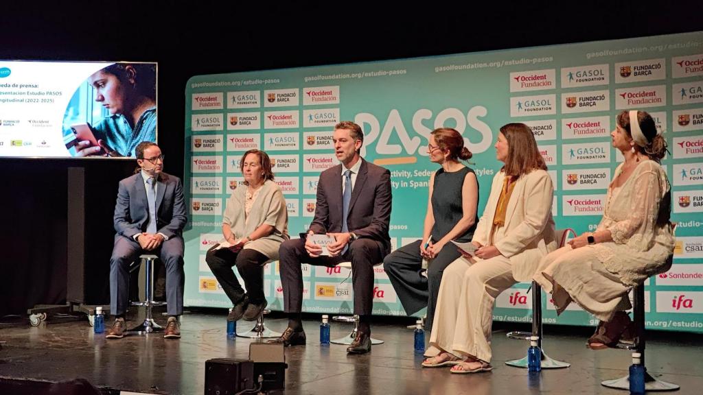 Pau Gasol, junto a la ministra de Sanidad, Mónica García, y representantes de entidades colaboradoras con la Gasol Foundation
