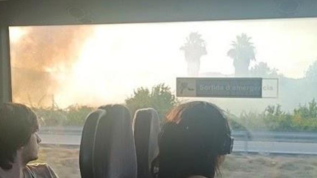 Incendio causado por un vehículo en la carretera C-32 a la altura de Vilassar de Dalt, visto desde el tren