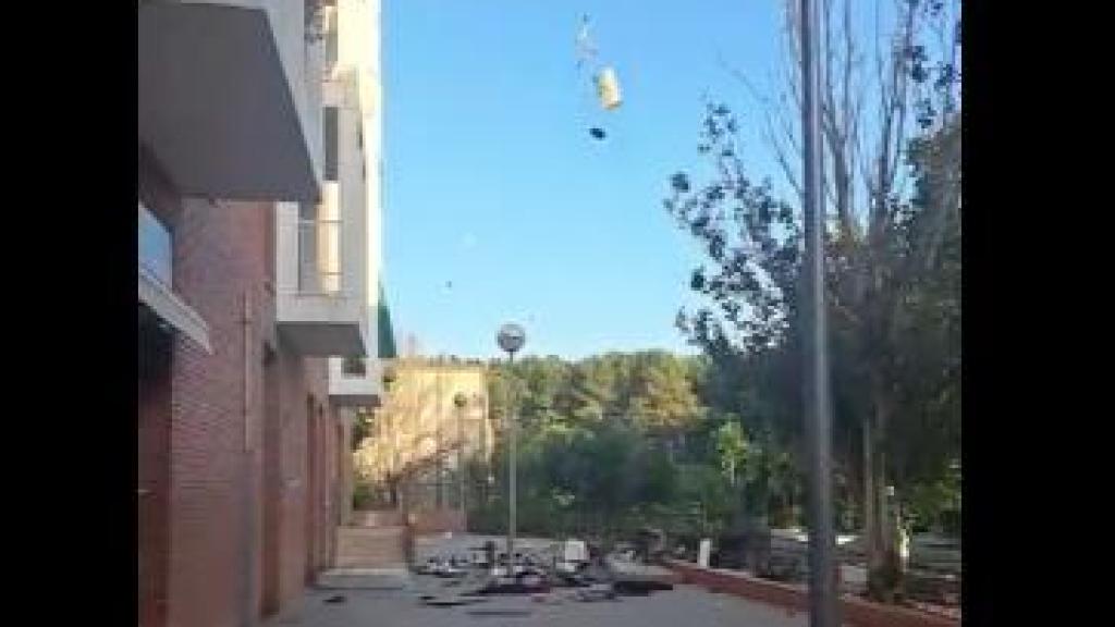 Lanzamiento de enseres desde una vivienda okupada en el barrio de Can Clos (Barcelona)