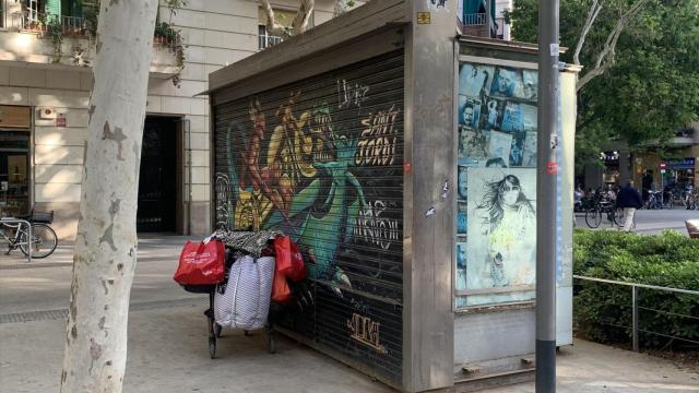 Un quiosco cerrado en los Jardinets de l'Alguer del barrio de Sant Antoni de Barcelona