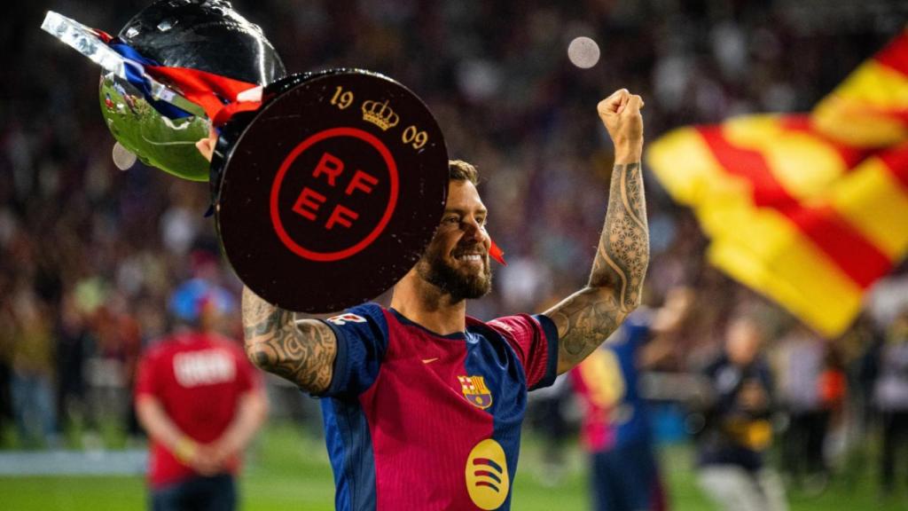 Iñigo Martínez aixeca el títol de Lliga del Barça a Montjuïc