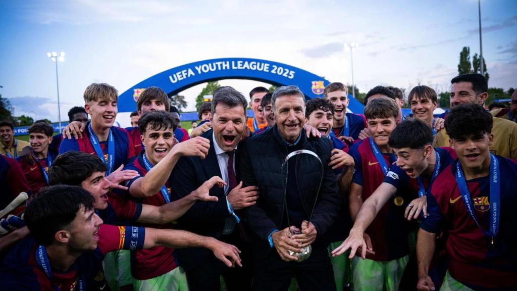 Los jugadores del Juvenil A del Barça celebran el título de la UEFA Youth League con el directivo responsable de la Masía, Joan Soler