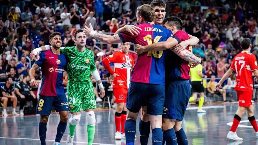 Los jugadores del Barça de fútbol sala celebran un gol contra el Cartagena