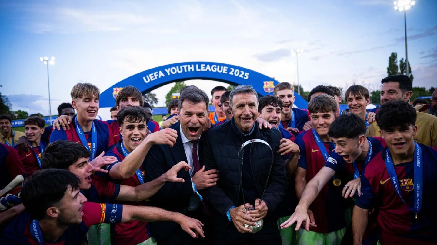 Los jugadores del Juvenil A del Barça celebran el título de la UEFA Youth League con el directivo responsable de la Masía, Joan Soler