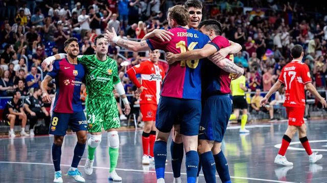 Los jugadores del Barça de fútbol sala celebran un gol contra el Cartagena