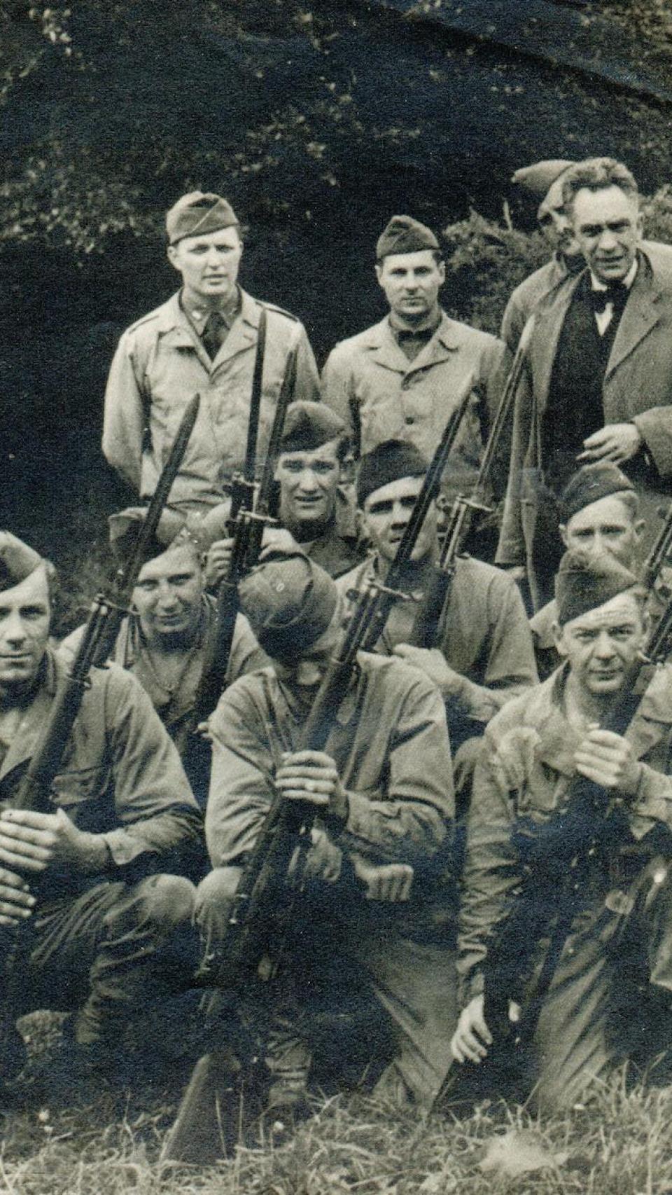 Chaves Nogales junto a un grupo de soldados