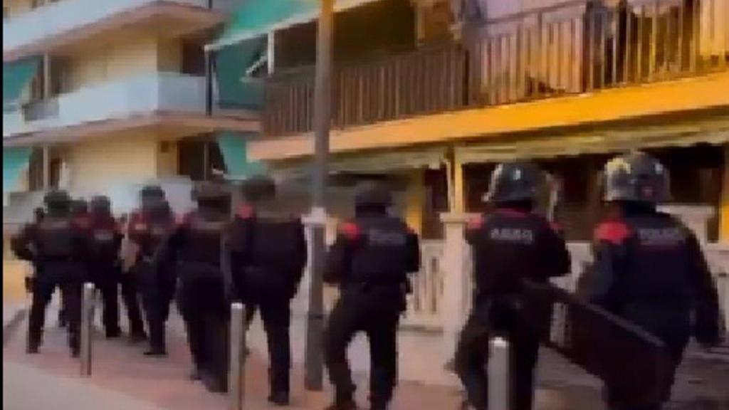 Dispositivo en marcha de Mossos y Policía Nacional contra el 'top manta' en Salou (Tarragona)