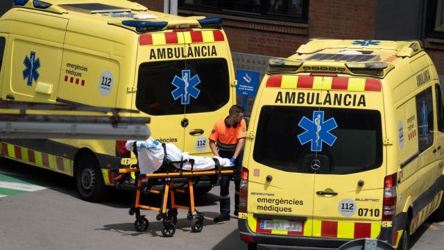 Unos sanitarios trabajan en una ambulancia, a 16 de julio de 2024, en Barcelona, Catalunya (España)