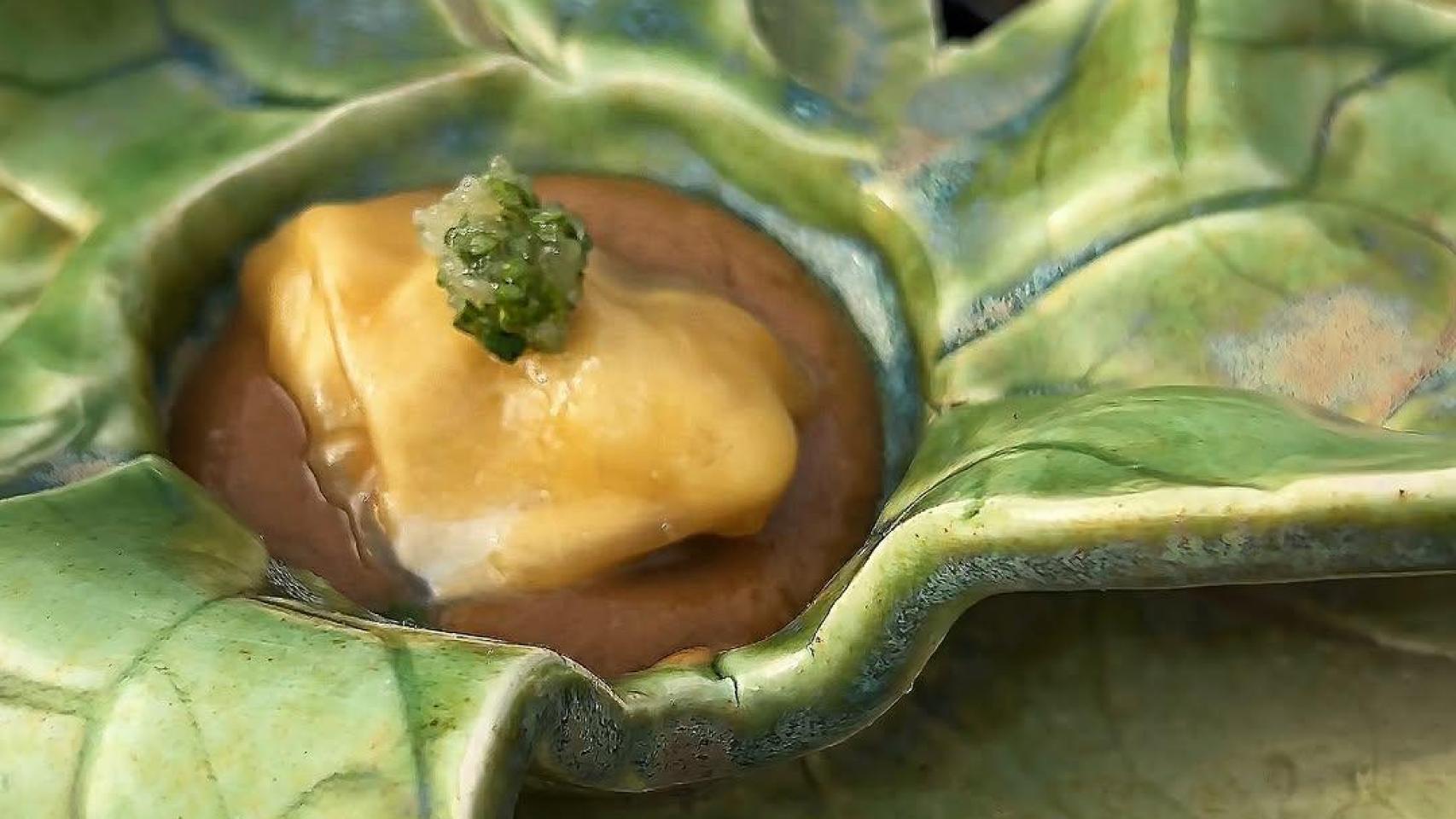 Coliflor, ostra del Delta y escabeche de pollo del Restaurante L'Antic Molí
