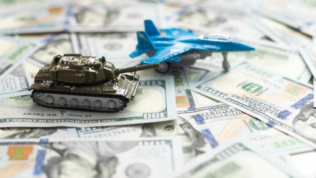 Tanque militar y dinero