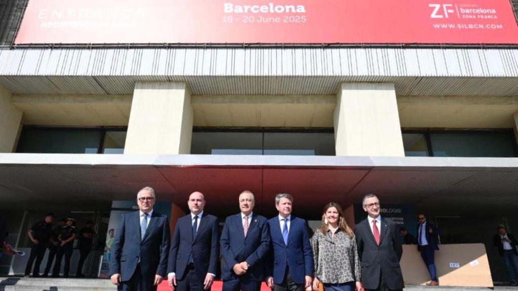Momento previo a la inauguración del SIL 2025, con representantes del Gobierno, la Generalitat y el Ayuntamiento de Barcelona, junto a la dirección del salón
