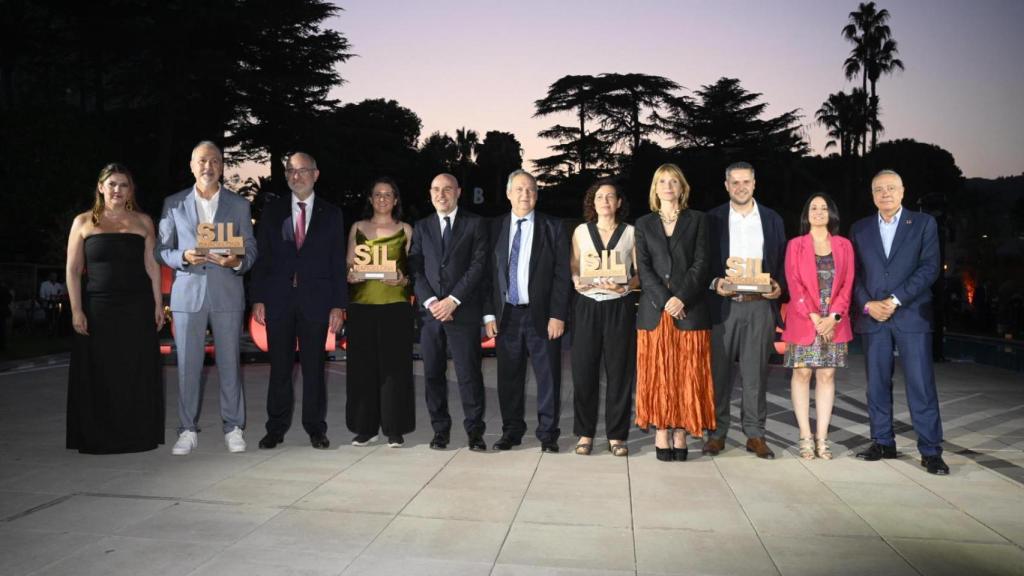 Foto de premiados y autoridades en la Noche de la Logística del SIL 2025, en Barcelona