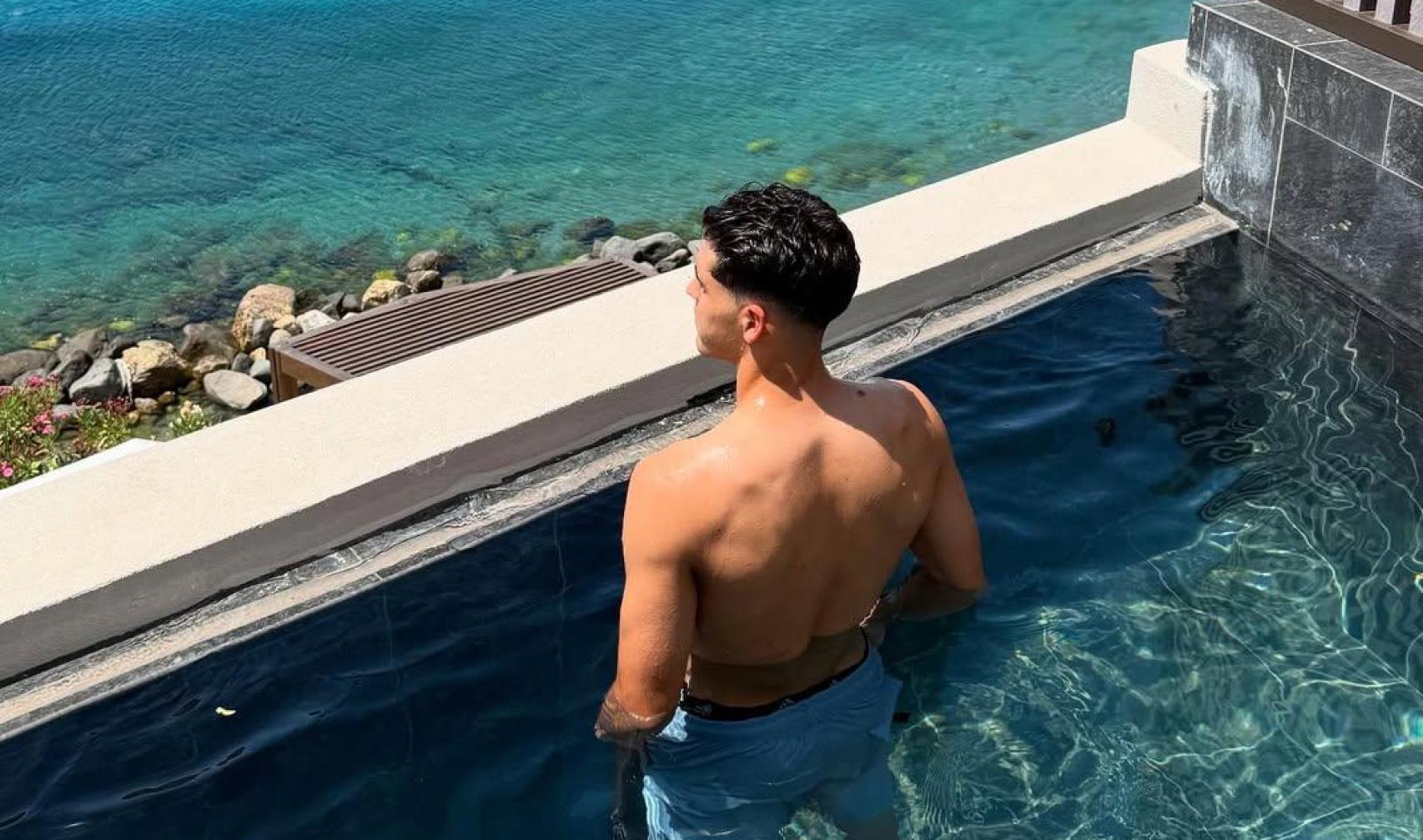 Pau Cubarsí luce musculatura de vacaciones en Grecia