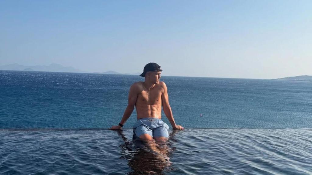 Pau Cubarsí se relaja de vacaciones en Grecia