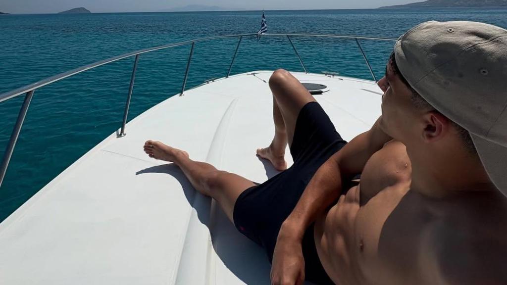 Pau Cubarsí presume de musculatura durante sus vacaciones en Grecia