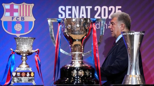 El presidente del Barça, Joan Laporta, en la reunión ordinaria del senado junto a los títulos de Liga, Copa y Supercopa