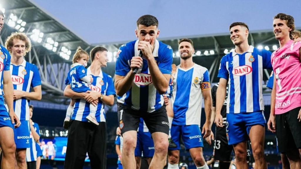 Joan García en la celebració de la permanència de l'Espanyol amb els seus companys