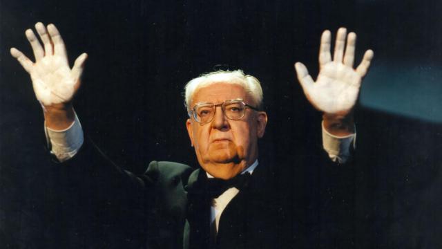 José Luis Borau mostrando su repulsa al terrorismo en una gala de los Premios Goya