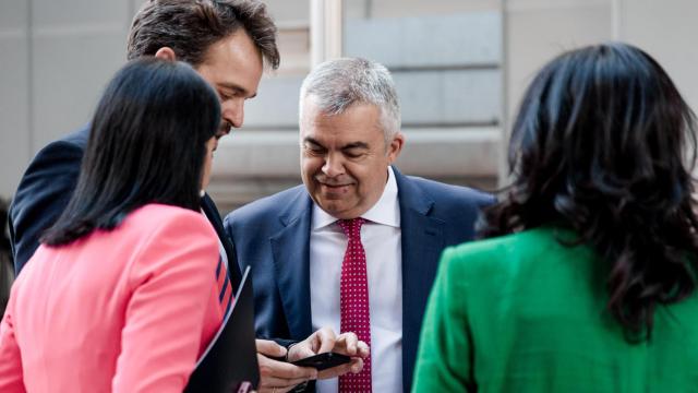 Santos Cerdán, exsecretario de Organización del PSOE, con sus colaboradores