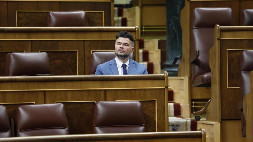 El portavoz parlamentario de ERC, Gabriel Rufián, en su escaño este miércoles en el Congreso que ha acogido sesión de control al Gobierno y pleno