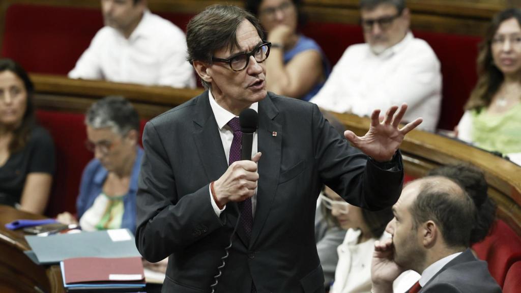 El presidente de la Generalitat, Salvador Illa, durante la sesión de control al gobierno catalán en el Parlament, después de la sacudida política provocada la semana pasada por la dimisión de Santos Cerdán como número tres del PSOE