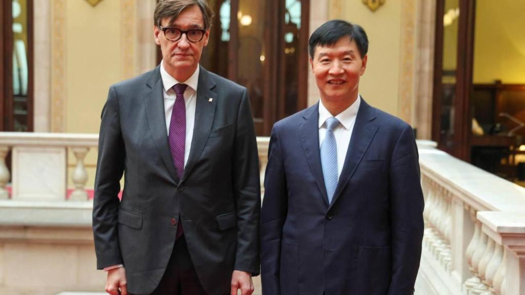 Salvador Illa junto a Liu Xiaoming en el Parlament