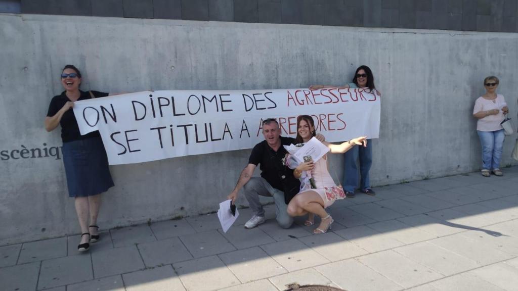 Marilou posa con una pancarta contra el acoso que ha sufrido en la UVic: Se titula a agresores