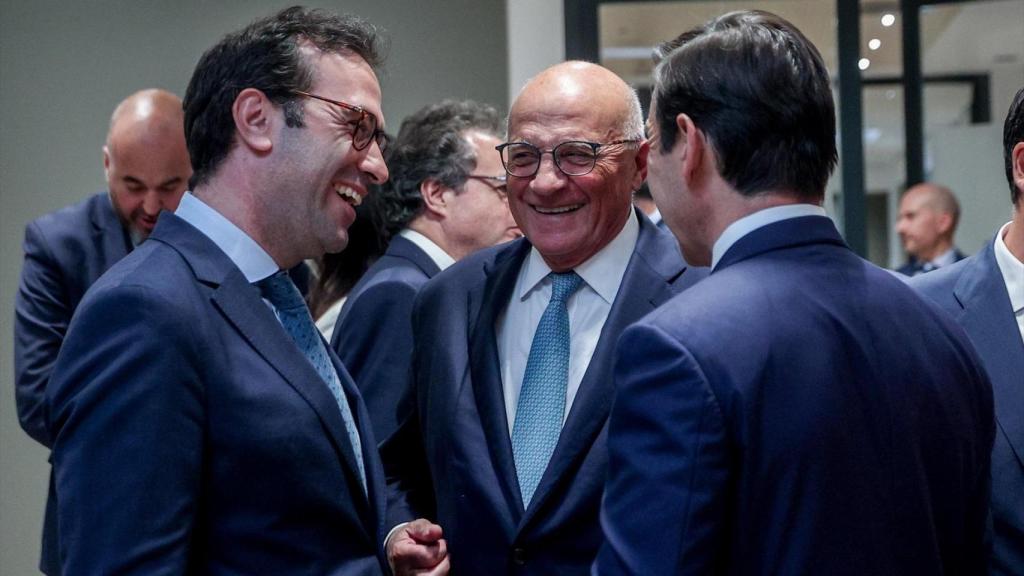 El presidente del Banco Sabadell, Josep Oliu (cen.), flanqueado por su homónimo del BBVA, Carlos Torres (dcha.) y el ministro de Economía, Carlos Cuerpo