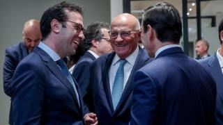 El presidente del Banco Sabadell, Josep Oliu (cen.), flanqueado por su homónimo del BBVA, Carlos Torres (dcha.) y el ministro de Economía, Carlos Cuerpo / EP