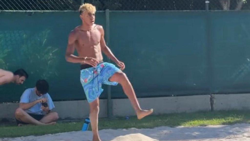 Lamine Yamal juega a fútbol playa con Neymar Jr durante su estancia de vacaciones en Brasil