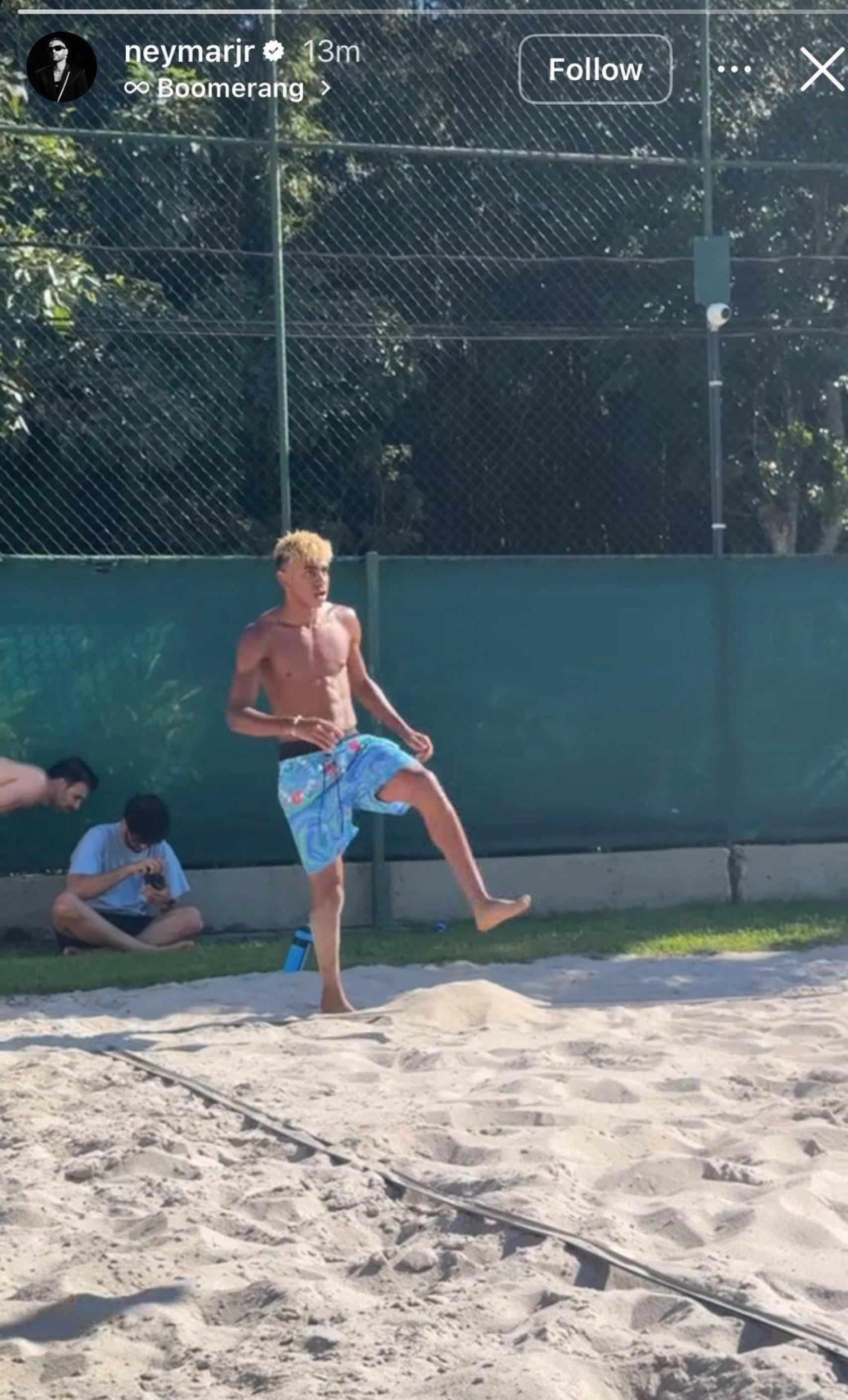 Lamine Yamal juega a fútbol playa con Neymar Jr durante su estancia de vacaciones en Brasil