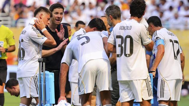 Xabi Alonso mantiene una charla con sus jugadores durante el Real Madrid-Al-Hilal