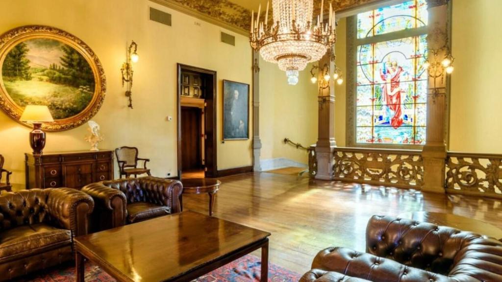 Imagen de un salón del Círculo Ecuestre de Barcelona
