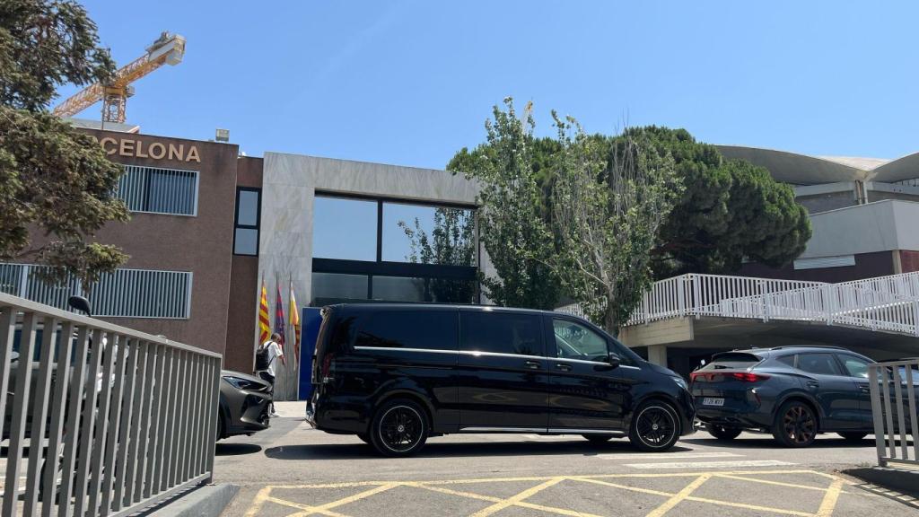 Vehículos del Barça intentan tapar la salida de Joan García de los medios de comunicación tras firmar su contrato en las oficinas