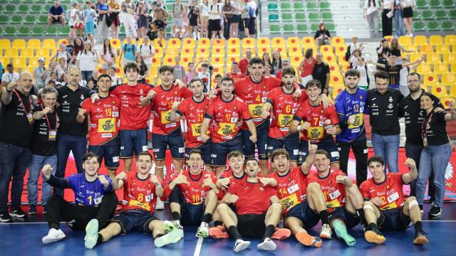 La selección española de balonmano celebra una victoria en el Mundial sub-21
