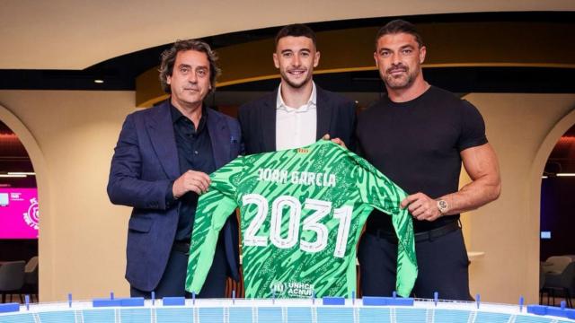 Joan García, junto a sus representantes de la agencia Niagara Sports