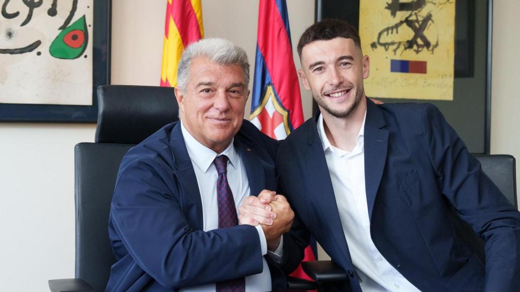 Joan Laporta y Joan García se dan la mano tras la firma del contrato con el Barça