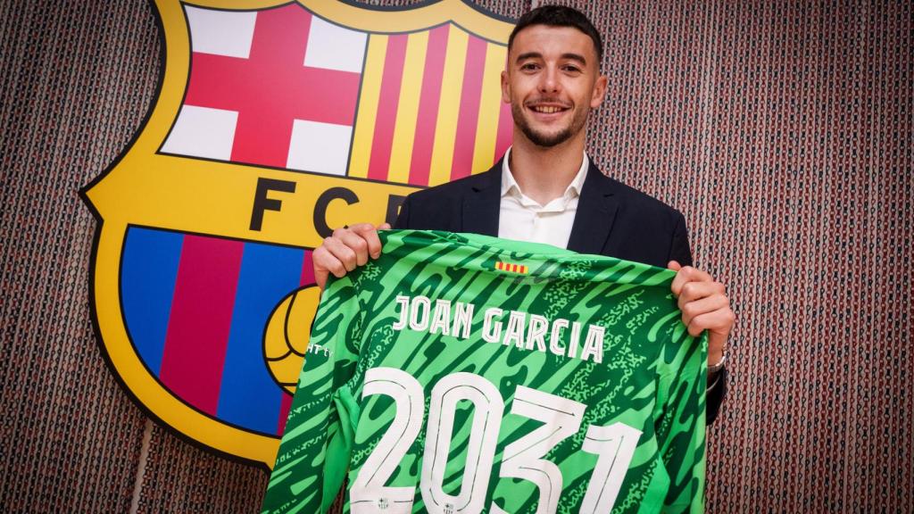 Joan García posa amb la samarreta del Barça després de signar el seu contracte
