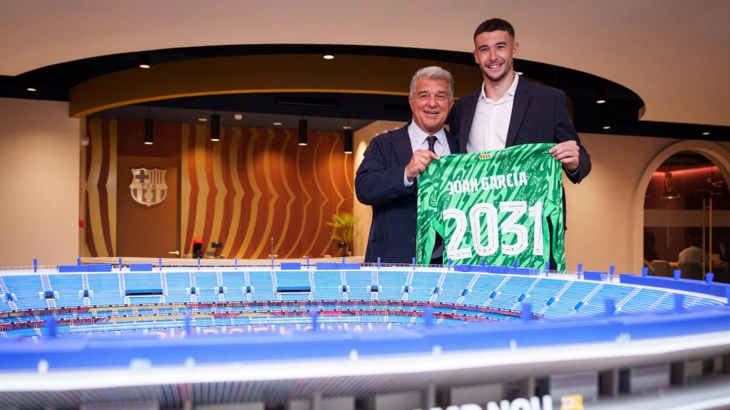 El president del Barça, Joan Laporta, posa amb Joan García després de formalitzar la signatura del seu fitxatge