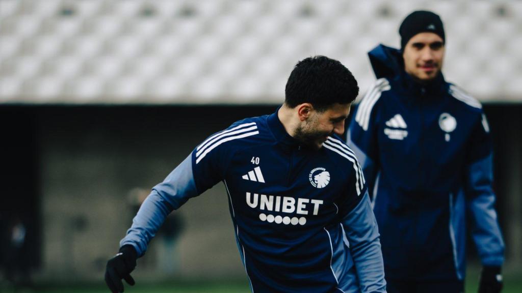 Roony Bardghji eleva el balón con la espuela de su bota izquierda