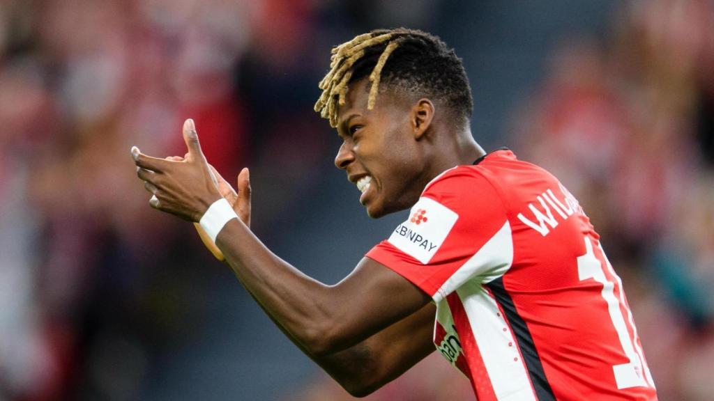 Nico Williams aplaude en un partido con el Athletic Club