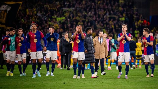 Los jugadores del Barça agradecen el apoyo de la afición en un partido de Champions