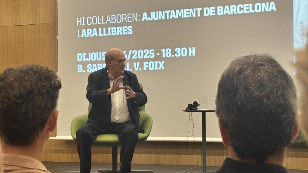 Colm Tóibín en la Biblioteca Sarrià - J. V. Foix durante la presentación de la edición especial de 'Homenaje a Barcelona'