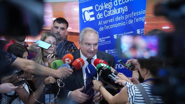 El ministro de Industria y Turismo, Jordi Hereu, atiende a los medios de comunicación a su llegada a la última jornada del 4º Congrés d’Economia i Empresa de Catalunya