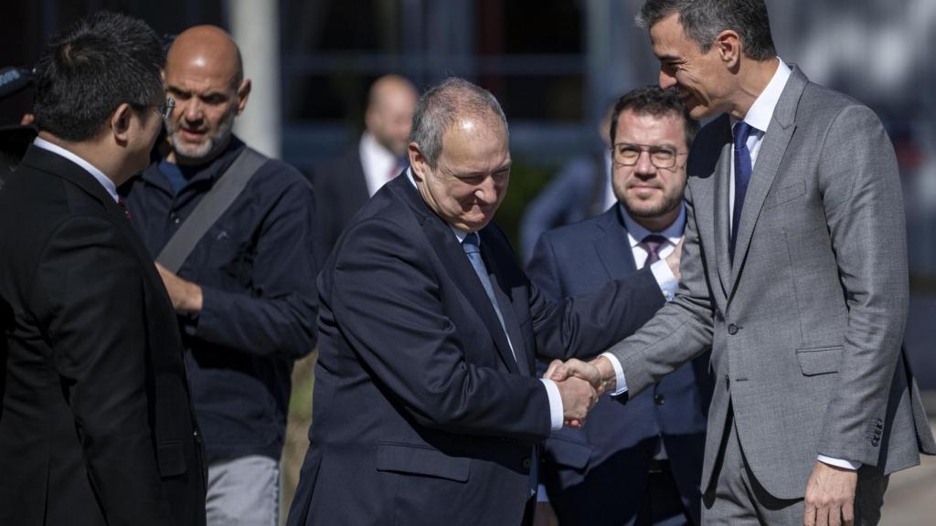 Jordi Hereu y Pedro Sánchez se saludan durante el acto de la firma del acuerdo entre Ebro y Chery, en 2024