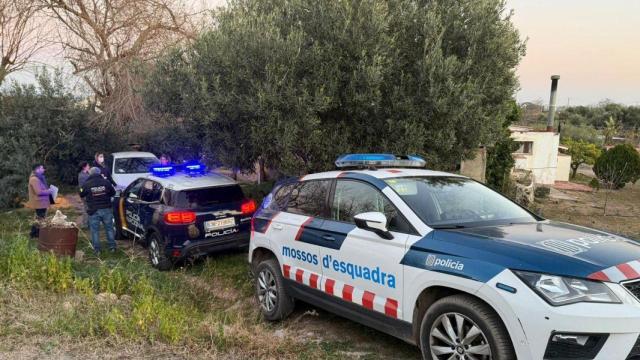 Imagen de un vehículo policial de Mossos y otro de Policía Nacional cerca de donde encontraron el cadáver del desaparecido en Reus