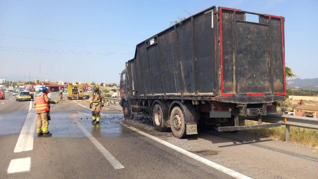 Incendio de un camión en la AP-7 este viernes 20 de junio