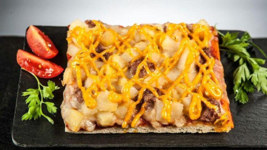 Pizza de patatas bravas