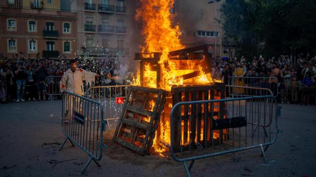 Una hoguera durante una verbena de San Juan, en Barcelona