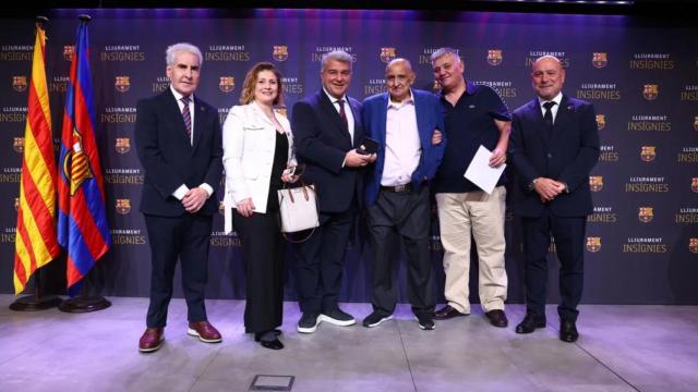 El presidente del Barça, Joan Laporta, junto al el vicepresidente Antonio Escudero (primero izquierda) y el directivo Josep Ignasi Macià (primero derecha)